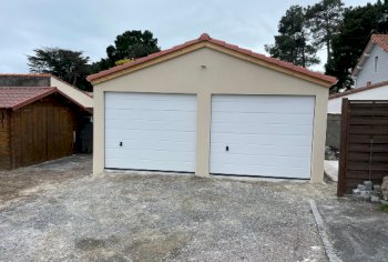 Garage double en béton enduit